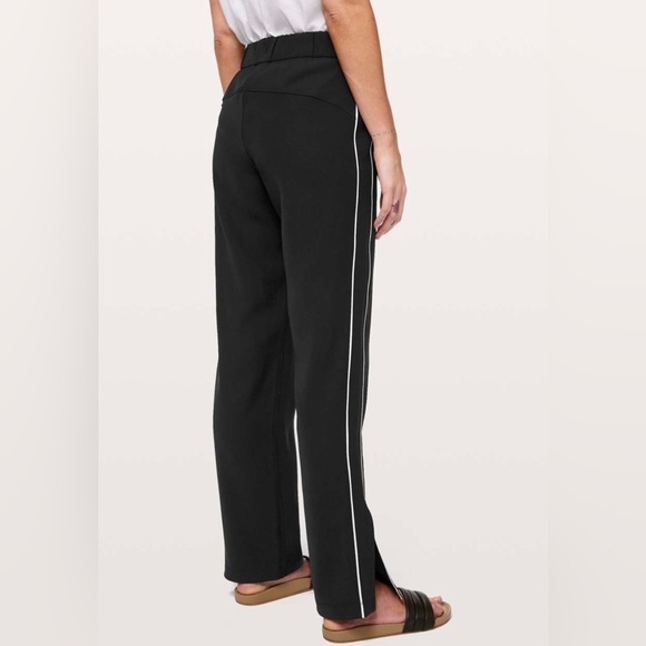 Lululemon On the Right Track Pant in Black / Light Ivory 10 - Picture 3 of 6